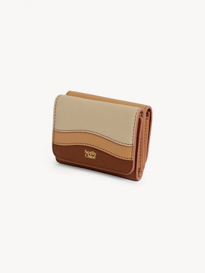 Chloe Layers Medium Tri-fold Compact Wallets Caramel | CHE-SR14896